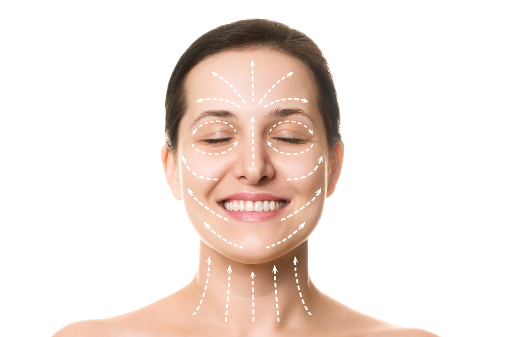 Portret feminin cu repere grafice pe față și gât, imagine ilustrativă pentru lifting facial