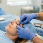 Chirurg plastic examinand zona pleoapei inferioare inainte de blefaroplastie
